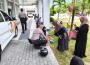 Audiensi Berlangsung, Personil Polres Banggai Bagikan Air Mineral pada Warga Tanjung di DPRD