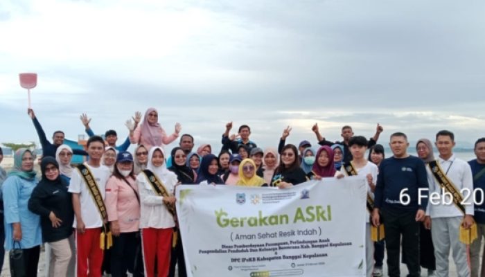 DP3AP2KB Bangkep Bersama IPEKB Laksanakan Gerakan ASRI Di Pelabuhan Salakan