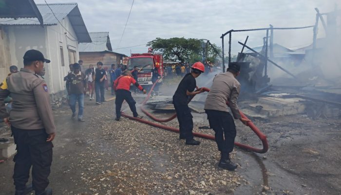 Kebakaran di Tanjungsari, Polisi Bantu Padamkan Api dan Amankan Lokasi