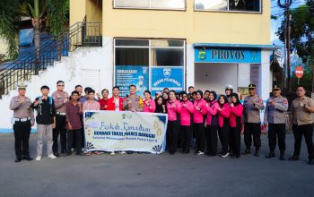 Kapolres Banggai Tebarkan Kebaikan Diujung Senja, Bagikan Takjil ke Masyarakat