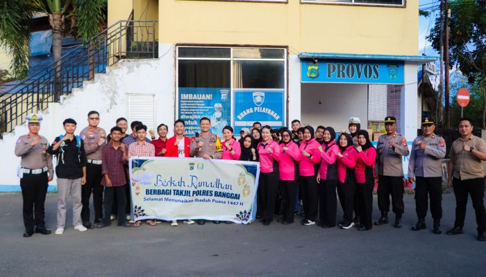 Kapolres Banggai Tebarkan Kebaikan Diujung Senja, Bagikan Takjil ke Masyarakat