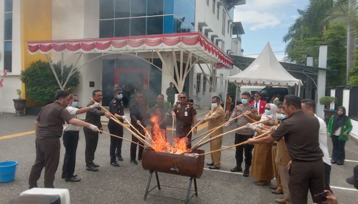 Kejari Banggai Musnahkan Barang Bukti 28 Perkara Tindak Pidana
