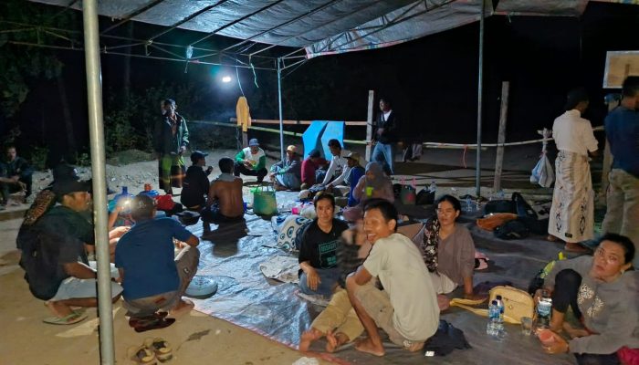 Tuntut Kompensasi, Warga Mayayap Dirikan Tenda dan Bermalam Dijalan Tambang PT IMN