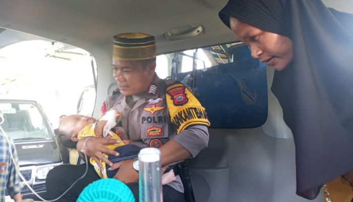 Respon Cepat, Personel Polres Bangkep Evakuasi Bayi Penderita Hidrosefalus ke RSUD Luwuk