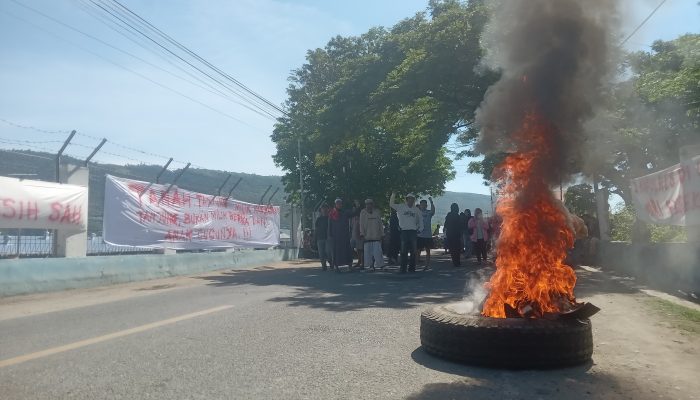 Ban Terbakar, Warga Tanjung Sari Karaton Berjaga Jelang Konstatering PN Luwuk
